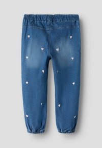 Denim jogger hlače z elastičnim pasom, z majhnimi roza srčkami na modrem ozadju in zoženimi manšetami pri gležnjih.