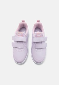 Baskets synthétiques violettes avec deux strap réglables en Velcro, semelle extérieure blanche et intérieur rembourré rose. Logo PUMA sur la languette.