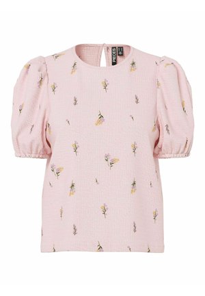 Blouse texturée rose avec des manches bouffantes, ornée d'un motif floral jaune et violet. Encolure ronde avec une petite ouverture à l'arrière.