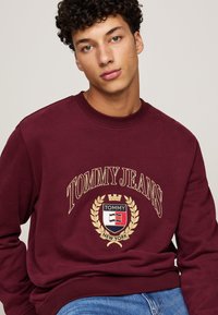 Tommy Jeans CREST CREW - Sudadera - deep rouge