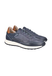 Zapatillas para hombre con parte superior de cuero azul marino oscuro, acentos de malla, talón de cuero marrón claro y suela de goma blanca. Presentan costuras decorativas.