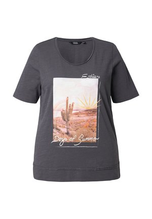 Šedé tričko s krátkým rukávem a kulatým výstřihem, s potiskem přírodní scény s kaktusem a nápisem "Nekonečné letní dny."