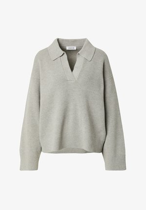 Lichtgrijze gebreide pullover met een V-hals en brede kraag. Beschikt over ribgebreide manchetten en zoom, en toont een textuurpatroon in de stof.