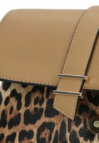 Fascia in faux leather con cuciture, sopra un corpo a stampa leopardo. Presenta una chiusura metallica e un motivo testurizzato sul tessuto.