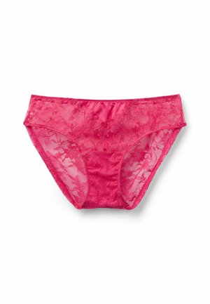 Różowy koronkowy damski bikini z kwiatowymi wzorami, półprzezroczysta tkanina i gładki przedni panel na białym tle.