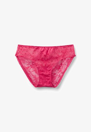 Różowy koronkowy damski bikini z kwiatowymi wzorami, półprzezroczysta tkanina i gładki przedni panel na białym tle.