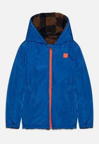 Niebieska kurtka z pomarańczowym zamkiem błyskawicznym i logo, z wzorzystym brązowo-czarnym frotte w kapturze i kieszeniach bocznych.