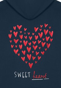 Marine hoodie met een hartvorm gemaakt van verschillende rode harten; tekst "SWEET heart" in het wit met een rode onderlijn. Zachte stoftextuur.
