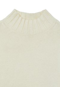 Cremfarbener Strickpullover mit einem gerippten hohen Kragen, der eine weiche Textur und gleichmäßige Nähte aufweist.