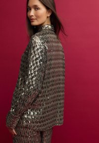 Next SEQUIN BUTTON UP TALL REGULAR FIT - Nööpidega pluus - gold