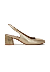 Scarpa slingback in metallo dorato con punta affilata e tacco a blocco testurizzato. Il tacco presenta linee verticali per un tocco di dettaglio in più.