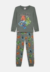 Hosszú ujjú szürke pizsama szett, amelynek tetején "Team Ninja" grafika található, és mintás nadrággal rendelkezik, színes ninja figurákkal és hullámokkal.