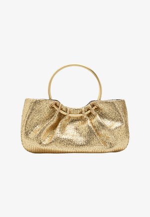 Mała metaliczna złota torebka z marszczoną teksturą i okrągłym złotym uchwytem na górze, zaprojektowana do noszenia w ręku.