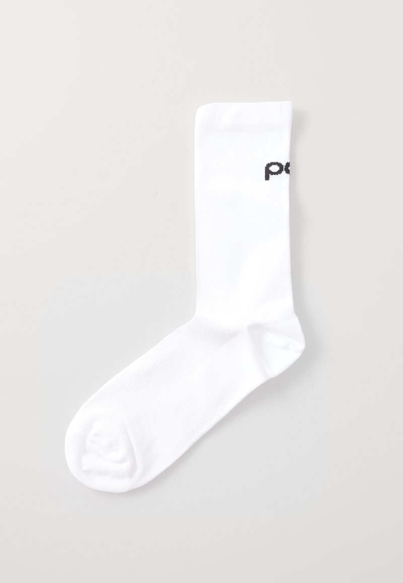 Chaussette en coton blanc avec une surface texturée, arborant un logo noir imprimé sur le côté. La chaussette a une longueur standard et un bout arrondi.