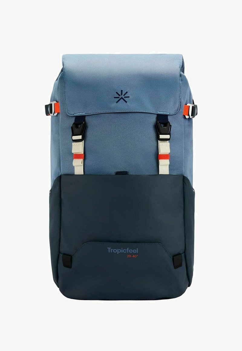 Mochila azul y azul oscuro con correas ajustables, tapa superior y bolsillo frontal; cuenta con branding y acentos de hardware en contraste.