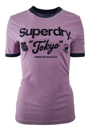 Fioletowa koszulka z krótkim rękawem z czarną lamówką na kołnierzu i rękawach, z czarnym napisem ""Superdry 'Tokyo'"" i małymi graficznymi logo.