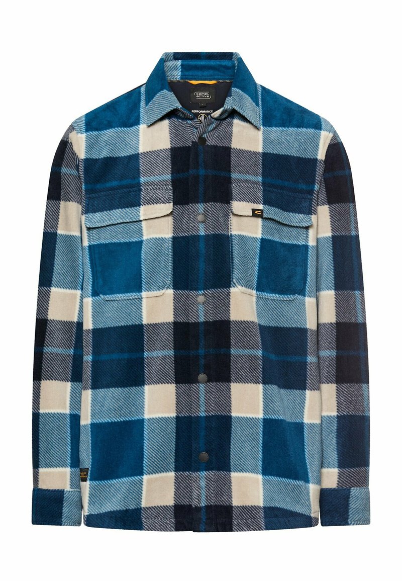 Koszula flanelowa w odcieniach niebieskiego w kratę, z dwoma kieszeniami na piersi i zapięciem na zatrzaski, wykonana z miękkiej, teksturowanej tkaniny.