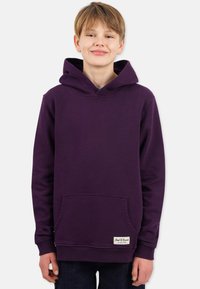 Lila hoodie i mjukt material, med en framficka, ribbad mudd och en logotagg. Den har en klassisk, avslappnad passform med huva.