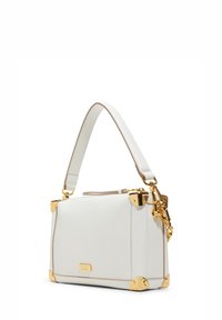 Borsa in pelle bianca con accessori dorati. Presenta una forma strutturata, manico imbottito e dettagli agli angoli. Finitura testurizzata con dettaglio del logo.