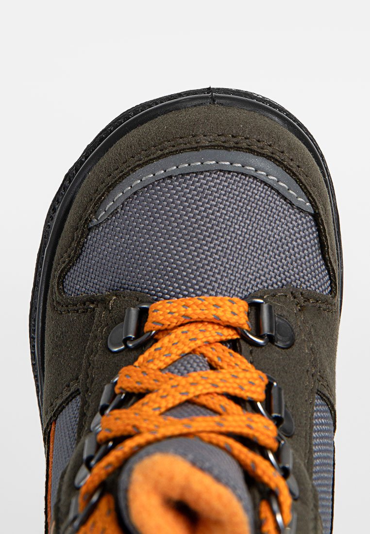 Wanderschuh mit strukturiertem grauem Stoffobermaterial, dunkelbraunen Wildlederelementen, orangefarbenen Schnürsenkeln und Metallbeschlägen für einen sicheren Halt.