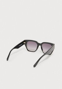 Óculos de sol de plástico preto com armação quadrada, lentes roxas gradientes e hastes elegantes. Detalhes em dourado nas laterais adicionam um toque especial.