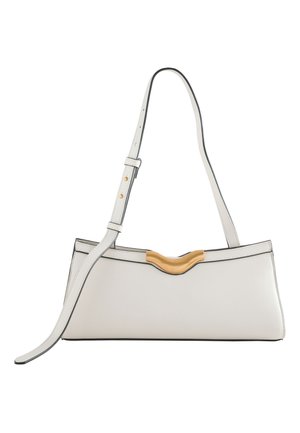 Sac à bandoulière en cuir blanc avec une longue sangle réglable et un accent métallique doré incurvé sur le bord supérieur.
