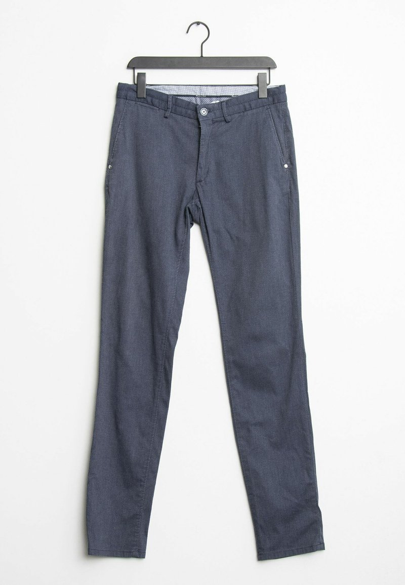 Marinblå byxor tillverkade av ett texturerat tyg. Har knappstängning, bältesöglor och sidofickor. Hänger från en svart krok.