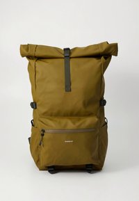 Olivegrønn ryggsekk med rulletopp laget av vannavvisende materiale, med justerbare stropper, en glidelåslomme foran og en logodetalj.