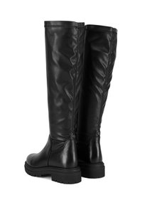 Czarne skórzane wysokie botki do kolan o gładkiej fakturze, okrągłym nosku i grubej gumowej podeszwie. Wyszywane detale wzdłuż górnej części oraz przy klamrach bocznych.