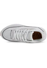 Vita sneakers med ovandel i mesh och mocka, rund tå och vadderad snörning. Texturerade material och en korkinlägg synliga.