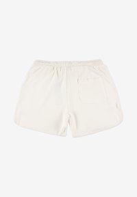 Białe prążkowane krótkie spodenki z elastycznym pasem i tylną kieszenią, ułożone na płaskim tle.
