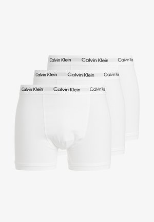 Drie paar witte katoenen boxershorts met een zwarte Calvin Klein logo tailleband. De stof is glad met een strakke pasvorm.
