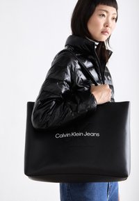 SCULPTED SLIM TOTE MONO - Shopping bag - black/neutral