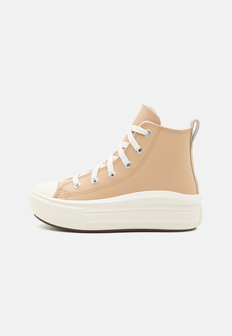 Zapatillas altas de cuero en color marrón claro con cordones blancos y puntera de goma. Presentan un acabado texturizado y una suela gruesa de color crema.