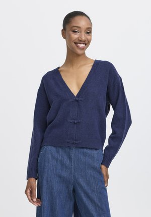 Cardigan lavorato a maglia blu navy con scollatura a V profonda, presenta tre bottoni decorativi sul davanti, maniche ampie e una vestibilità comoda.