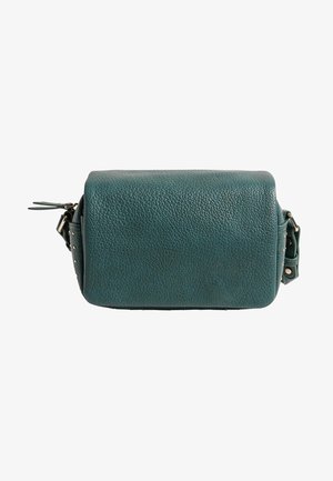 Donkergroene, getextureerde leren rechthoekige crossbodytas met verstelbare riem en metalen gesp, gezien van achteren.