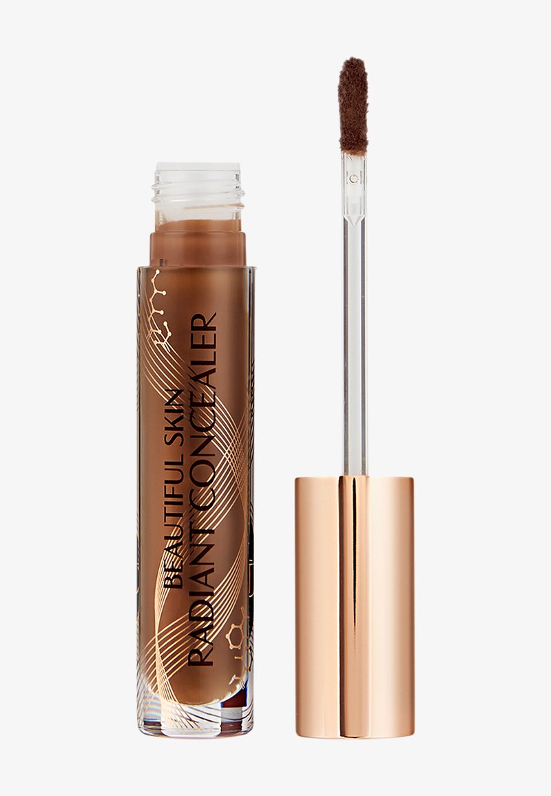 Concealer-Röhrchen mit der Aufschrift "Beautiful Skin Radiant Concealer", geöffneter Kappe und Applikatorstab, der ein mittelbraunes flüssiges Produkt zeigt.