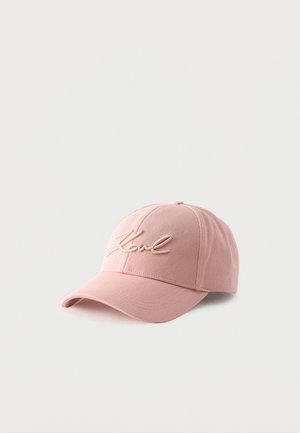 Gorra de béisbol rosa claro con visera curva y texto en cursiva bordado "Love" en el panel frontal, mostrada sobre un fondo blanco liso.