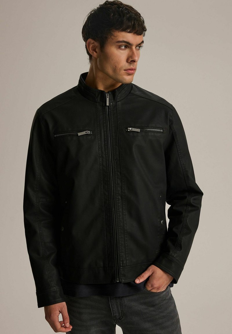 Czarna sztuczna skórzana kurtka z stójką, przednim zamkiem błyskawicznym, dwiema kieszeniami na piersi z zamkami oraz gładkim, teksturowanym wykończeniem.