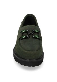 Mocassino in suede verde scuro con suola nera spessa e dettaglio decorativo di catena marmorizzata nera e verde sulla parte superiore.