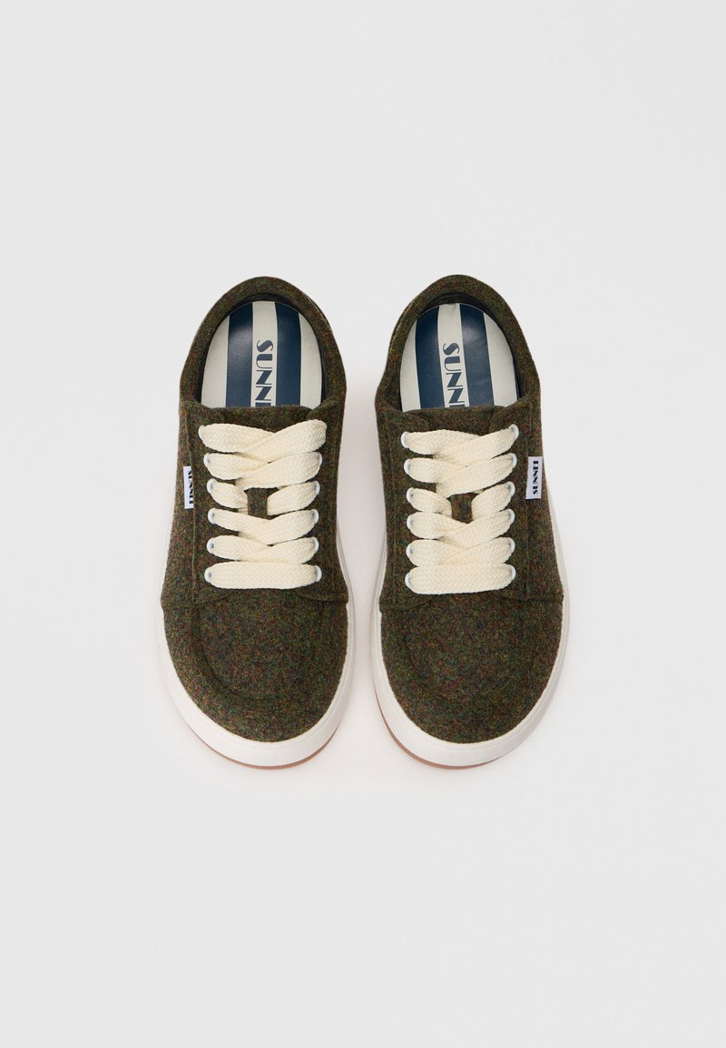 Et par mørkegrønne filt sneakers med hvide tykke snørebånd, hvide såler og navy-stribede indersåler mærket "SUNNEI," set ovenfra på hvid baggrund.