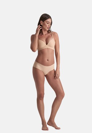 Nudes Lingerie-Set mit gepolstertem BH mit verstellbaren Trägern und passenden hüfthohen Slips, glatte Textur und nahtloses Design.