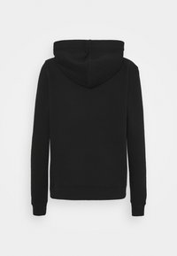 Sudadera negra con capucha, de textura suave, mangas largas y cintura ajustada, sin patrones ni adornos visibles.