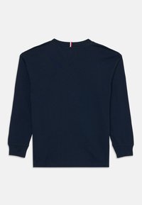 Ναυτικό μπλε μπλούζα μακρύ μανίκι με στρογγυλή λαιμόκοψη και μια μικρή λεπτομέρεια με κόκκινες, λευκές και μπλε ρίγες στην πίσω πλευρά του γιακά.