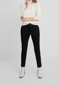 Sisley Tygbyxor - black