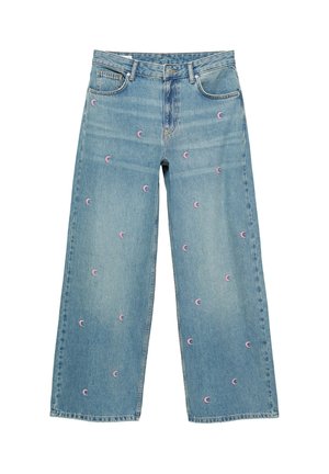 Lichtblauwe wijde denim jeans met kleine roze halvemaanpatronen verspreid over de stof, voorste knoop en zakken zichtbaar.