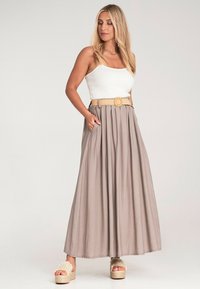 Hellgrauer Maxirock aus fließendem Stoff, mit seitlichen Taschen, einem gerafften Taillenbund und einem gewebten Gürtel mit einer runden Schnalle.