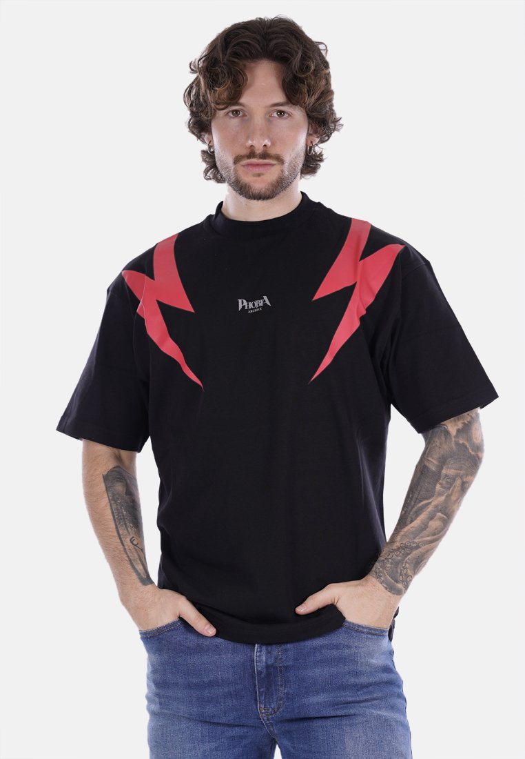 T-shirt nera con motivi a zig zag rossi sulle spalle, maniche corte, scollo rotondo e un logo sul petto.