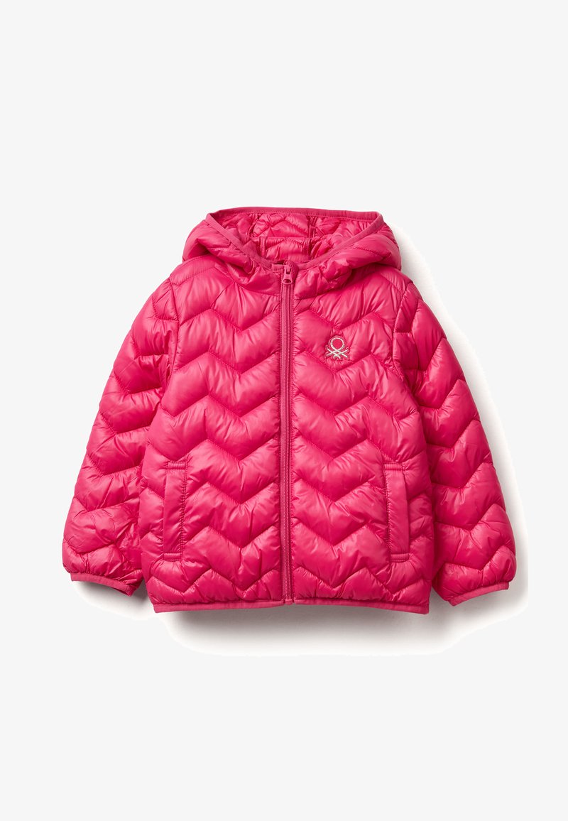 Giacca a cappuccio puffy di un brillante colore rosa con motivo a zigzag, dotata di zip frontale e due tasche laterali. Logo sul lato sinistro del petto.