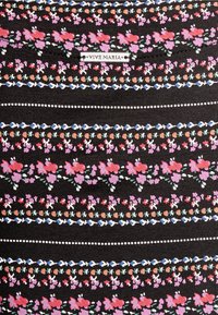 Tissu noir avec des rayures florales horizontales en rose, violet, bleu et orange, et une petite étiquette rectangulaire portant la mention "VIVE MARIA" cousue près du centre en haut.